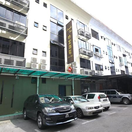 Oyo 90136 Jumbo Inn Кучинг Экстерьер фото