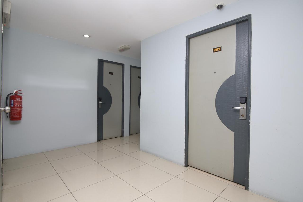 Oyo 90136 Jumbo Inn Кучинг Экстерьер фото