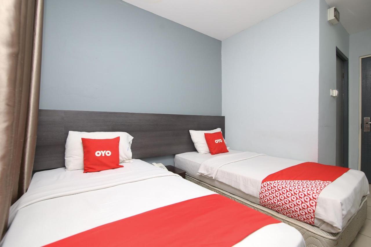 Oyo 90136 Jumbo Inn Кучинг Экстерьер фото