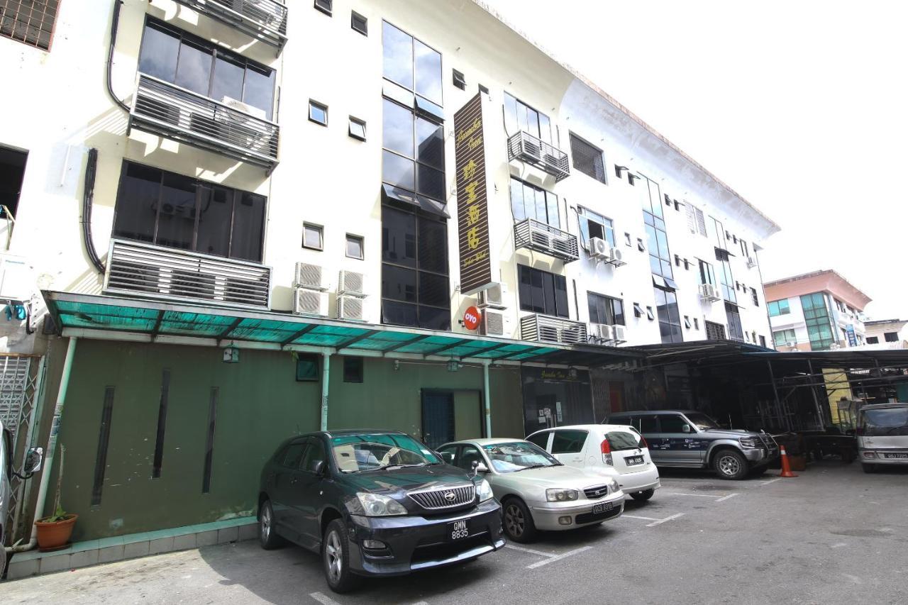 Oyo 90136 Jumbo Inn Кучинг Экстерьер фото