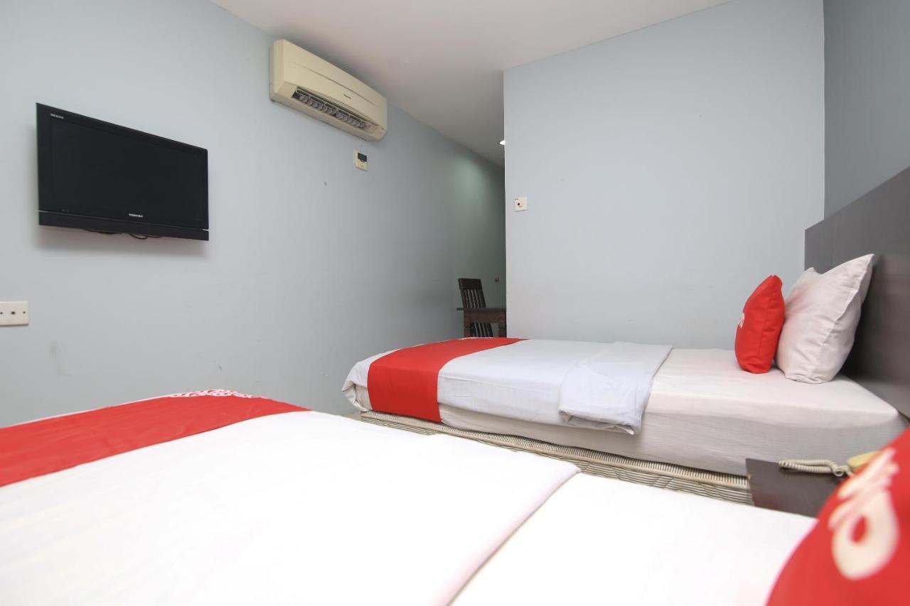 Oyo 90136 Jumbo Inn Кучинг Экстерьер фото