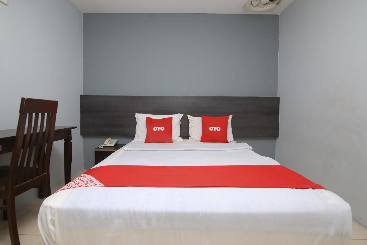 Oyo 90136 Jumbo Inn Кучинг Экстерьер фото