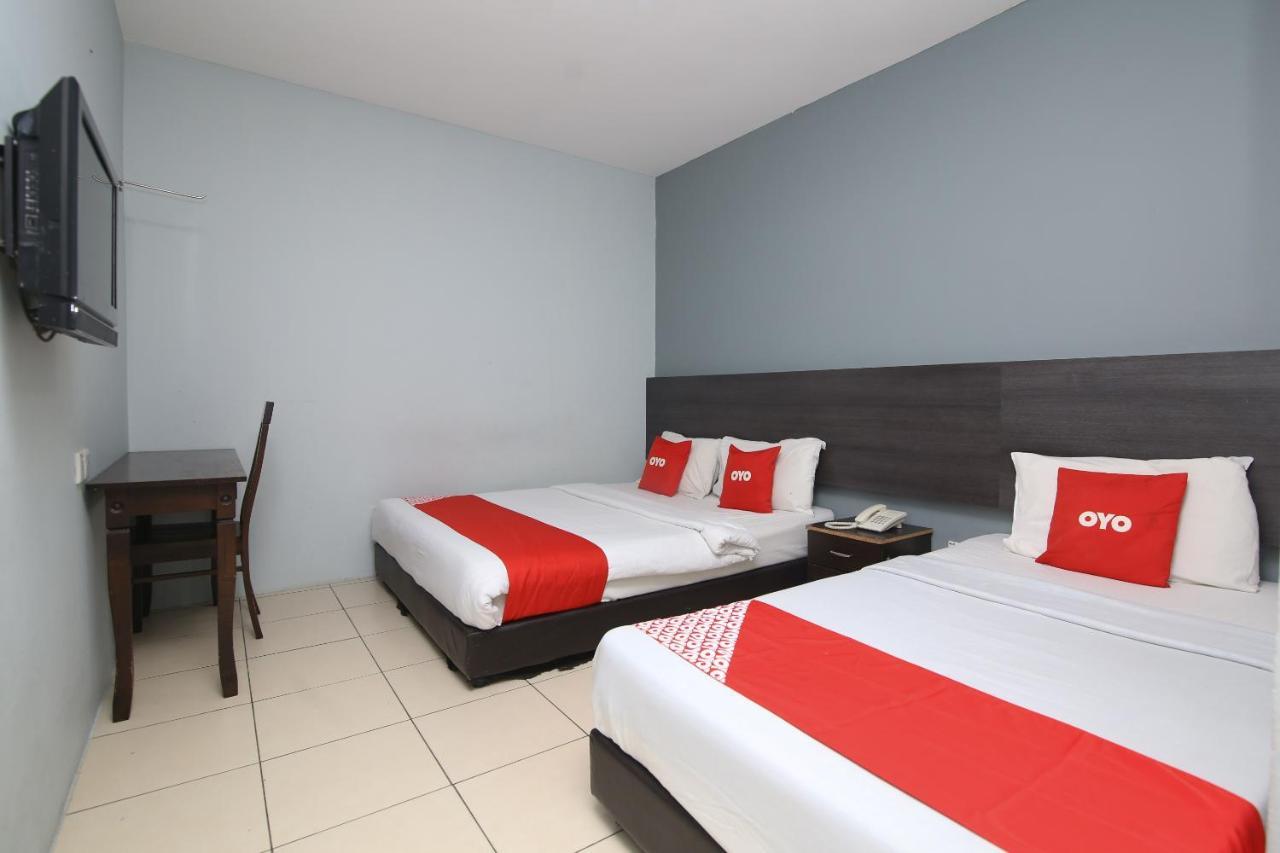 Oyo 90136 Jumbo Inn Кучинг Экстерьер фото