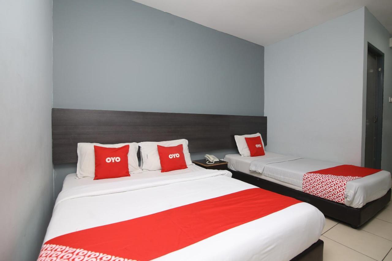 Oyo 90136 Jumbo Inn Кучинг Экстерьер фото