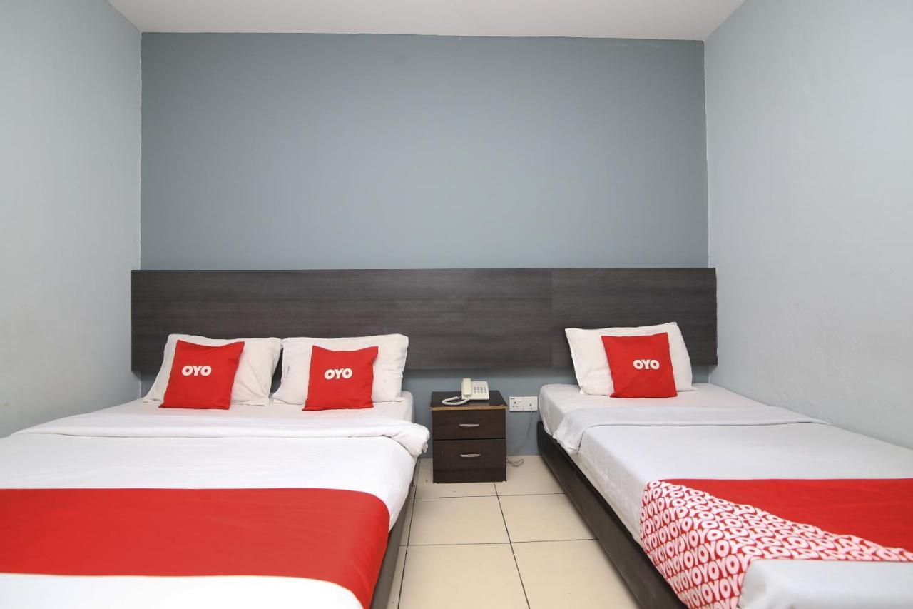 Oyo 90136 Jumbo Inn Кучинг Экстерьер фото
