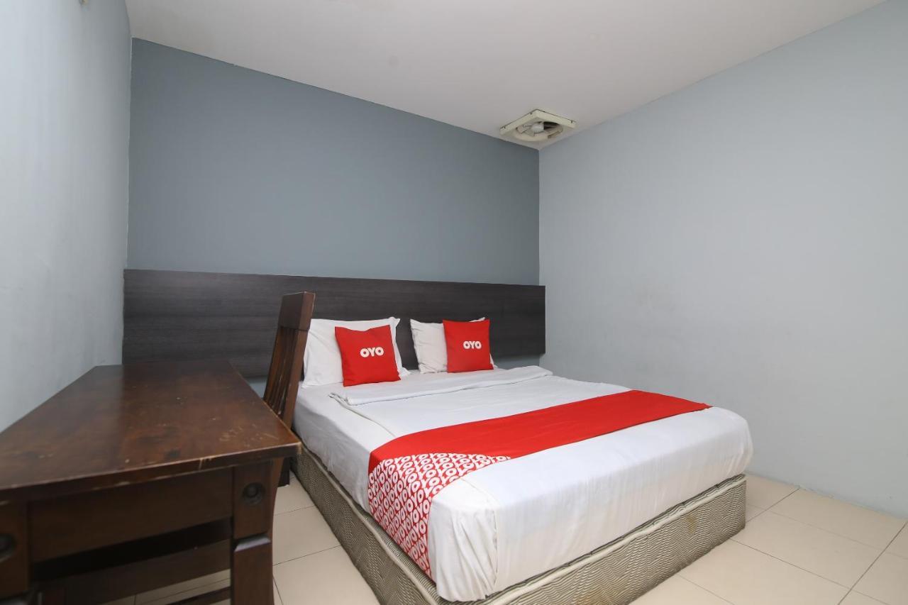 Oyo 90136 Jumbo Inn Кучинг Экстерьер фото