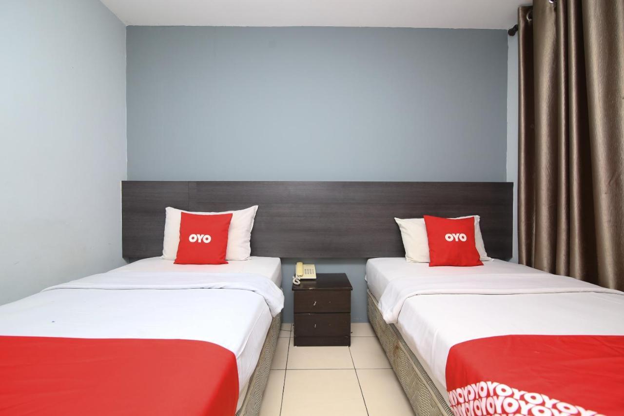 Oyo 90136 Jumbo Inn Кучинг Экстерьер фото