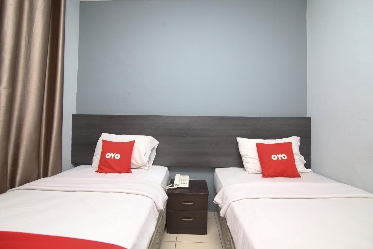 Oyo 90136 Jumbo Inn Кучинг Экстерьер фото
